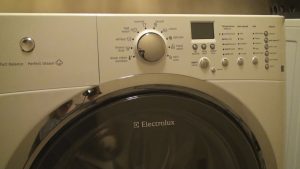 sua-may-say-quan-ao-electrolux-3